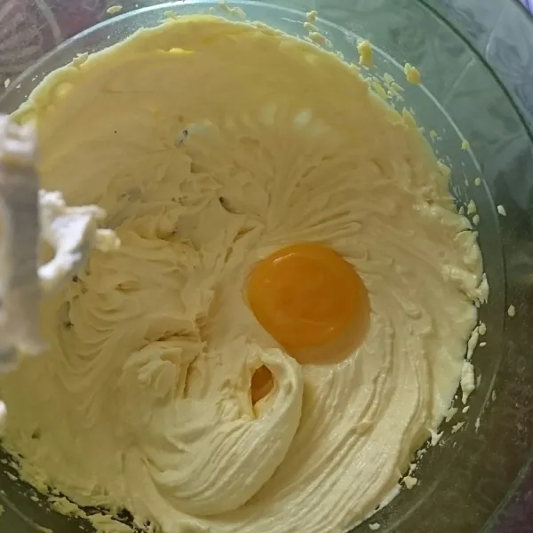 Dalam wadah lain, mixer roombutter, margarin dan gula halus dengan kecepatan sedang sampai pucat. Tambahkan kuning telur, kocok sebentar asal rata.