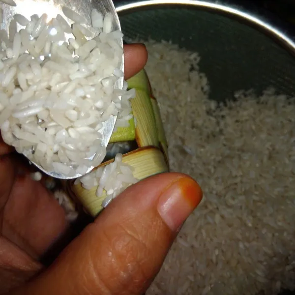 Isi cangkan dengan bersa sebanyak 2.5 sdm beras atau hingga beras memenuhi 1/2 ruang cangkang.