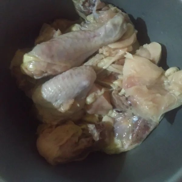 Cuci bersih daging ayam, lumuri garam, diamkan 10 menit, bilas kembali.