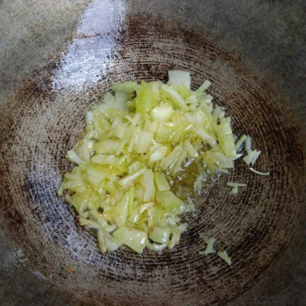 Panaskan wajan, masukkan margarin, tumis bawang bombay hingga harum. sisihkan.