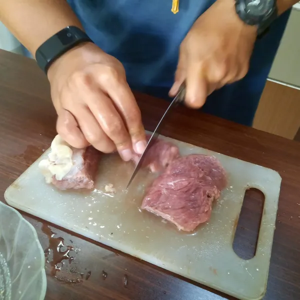 Potong dadu daging sapi.