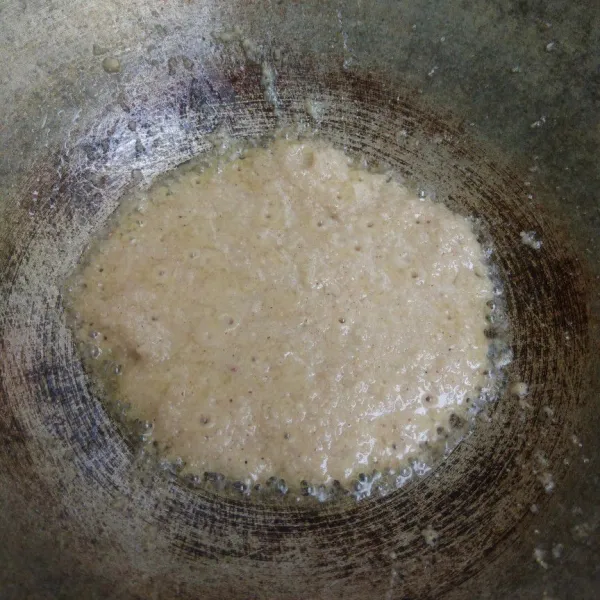 Panaskan minyak, tumis bumbu halus hingga matang dan harum.
