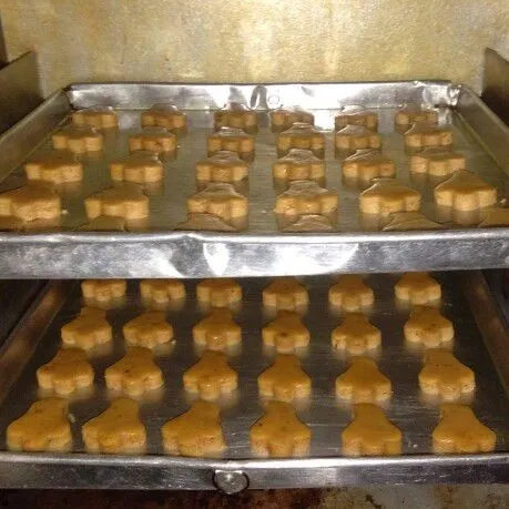 Oveh kue dengan api kecil sampai matang sekitar 15 menit. Angak kue, angin-anginkan, setelah dingin masukkan toples.