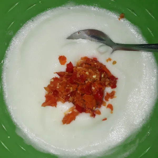 Masukkan bumbu halus ke dalam adonan putih telur.