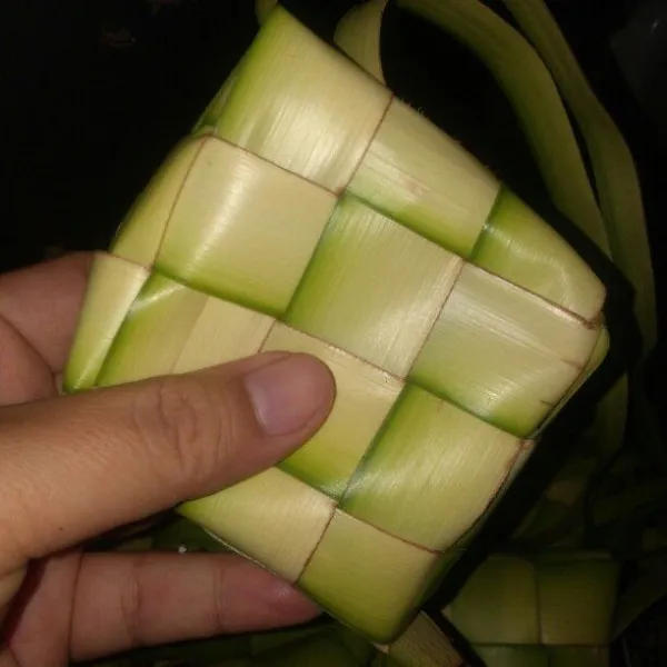 Isi kelontong ketupat dengan beras (separuh/kurang dari kelontong).