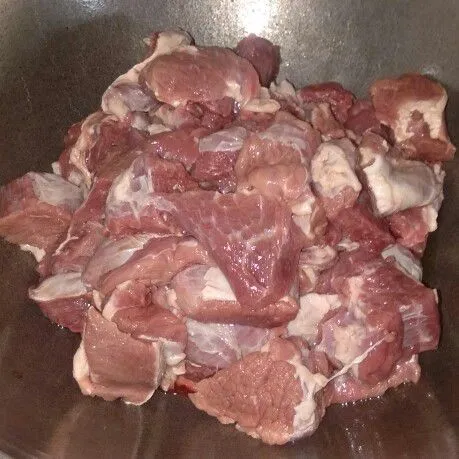 Potong potong daging lalu cuci bersih tiriskan.