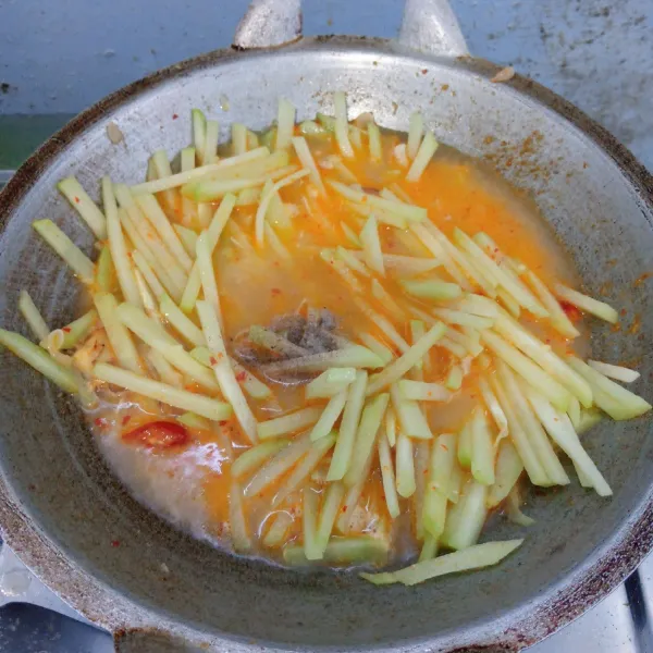 Tambahkan gula,garam,lada bubuk,air dan santan. Aduk rata. Masak sampai mendidih. Icip rasa. Angkat dan sajikan.