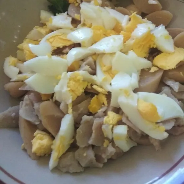 Potong kecil telur rebus, sosis dan bakso