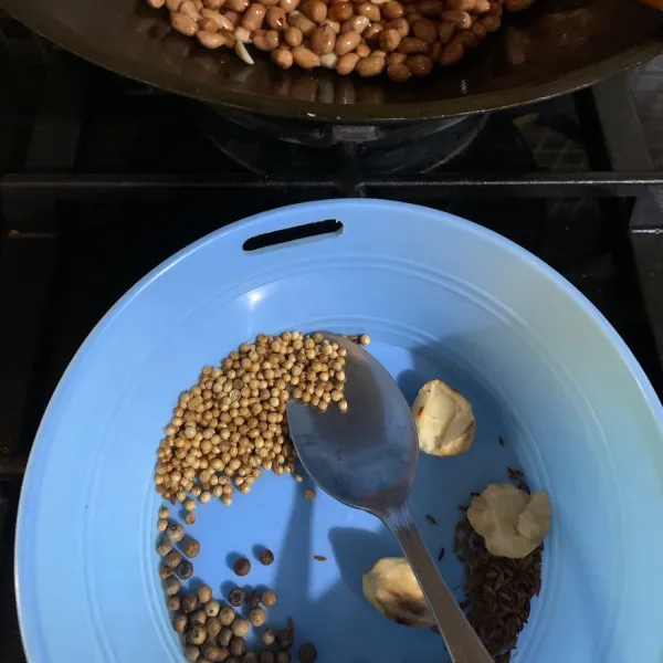 Sangrai secara terpisah ketumbar, lada, jinten dan kemiri, juga kayu manis sampi harum. Lalu goreng kacang tanah sampai berwarna coklat. Kemudian haluskan kacang dengan membuang kulitnya.