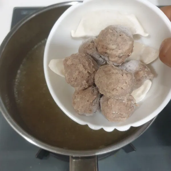 masukan Bakso dan Chicken Dumpling, Rebus Sampai mendidih