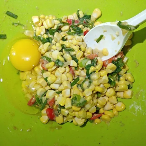 Beri satu persatu telur, aduk rata kembali.