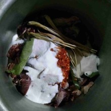 Masukkan juga santan bubuk, garam, gula dan kaldu bubuk.