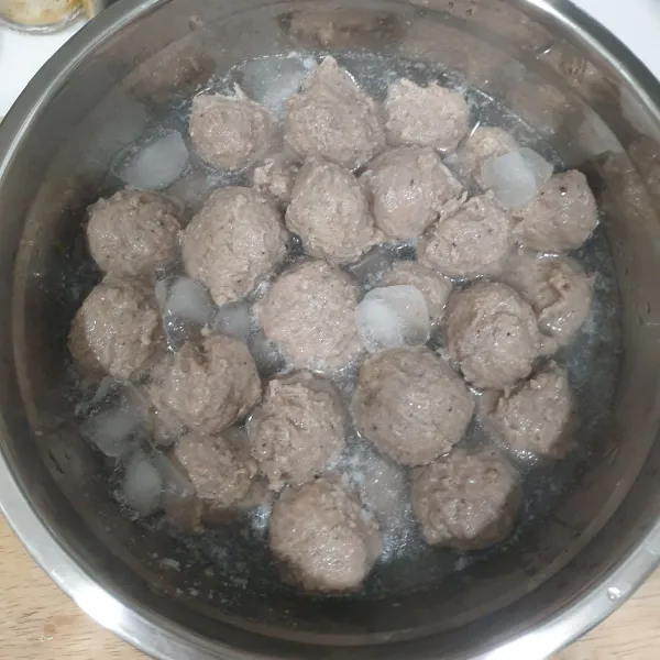 rendam Basko di dalam air dingin dan es batu selama 15 menit.