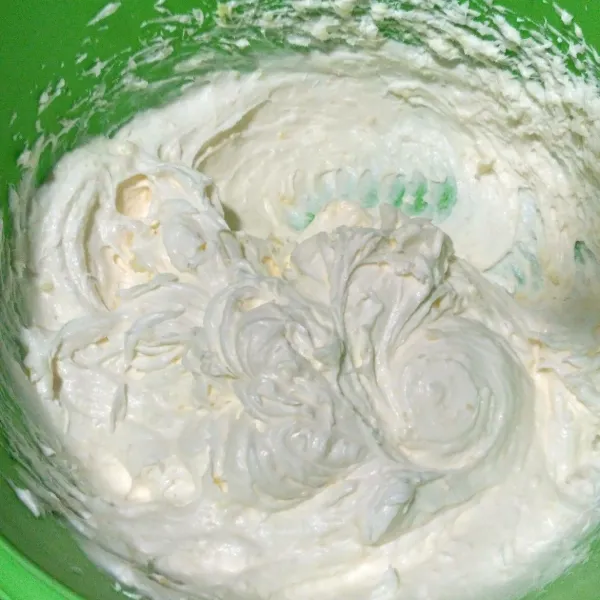 Mixer whipped cream & air, lalu campurkan dengan mascarpone.