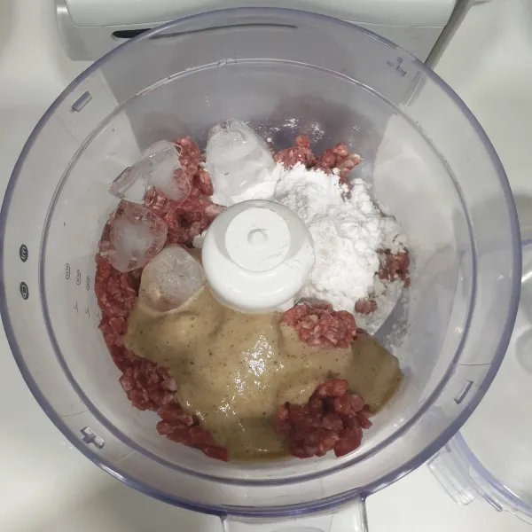 masukan kedalam food processor, Daging Giling, tepung sagu, bumbu halus yang di blender tadi, garam, Kaldu Ayam bubuk,dan es batu.proses sampai benar-benar halus.