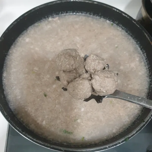 Masukan Bakso kedalam air panas, setelah bakso selesai semua, nyalakan api sedang dan Rebus bakso sampai mengapung, dan tiriskan.