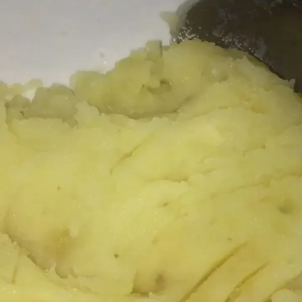 Rebus kentang sampai matang, lalu haluskan.