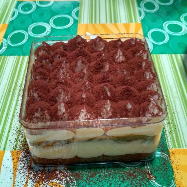Tabur dengan bubuk cokelat.