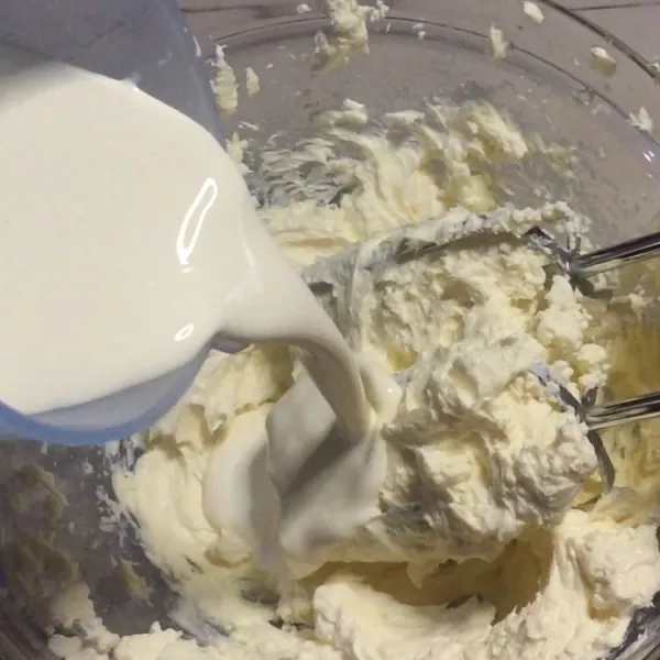 Tambahkan whipping cream lalu mixer rata.
