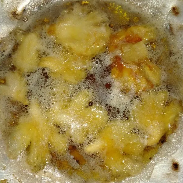 Lalu goreng hingga kuning kecokelatan.