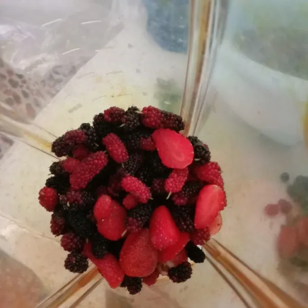 Potong strowbery kemudian masukkan gelas belender, begitu juga dengan murbery.