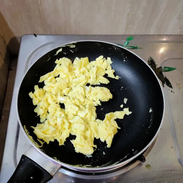 Panaskan sedikit minyak, masak telur lalu buat orak arik.