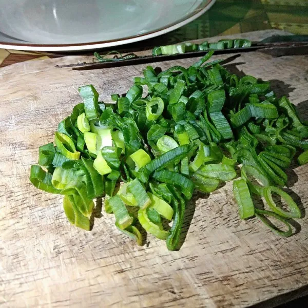 Cincang pula daun bawangnya.