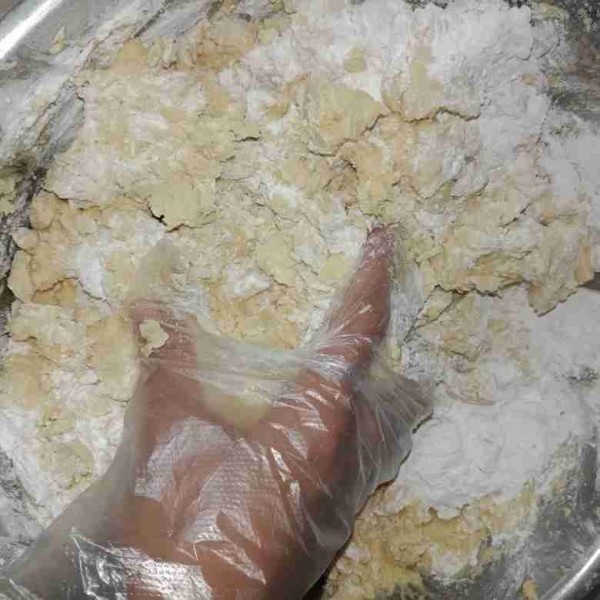 masukan tepung sagu tani yang sudah didinginkan beserta susu bubuk dan keju parut..  kemudian uleni sampai kalis dan mudah dibentuk