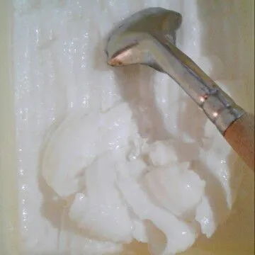 Setelah beku,kerok kelapa muda kw.Siapkan nata de coco nya,buang airnya bilas dengan air matang.
