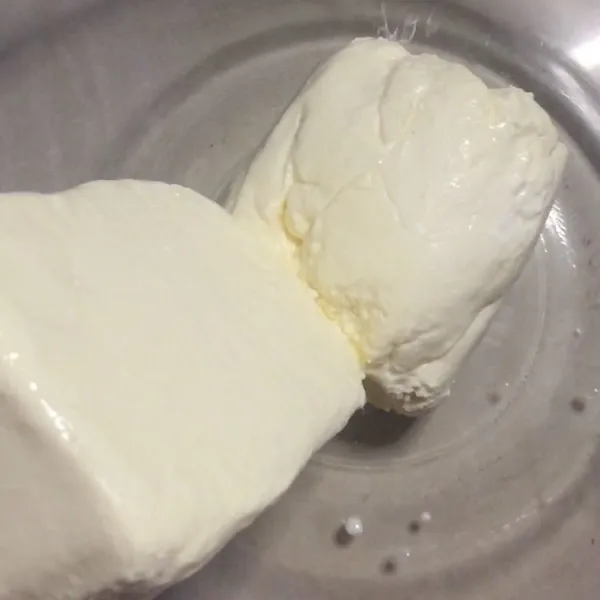 Siapkan cream cheese di wadah lain.