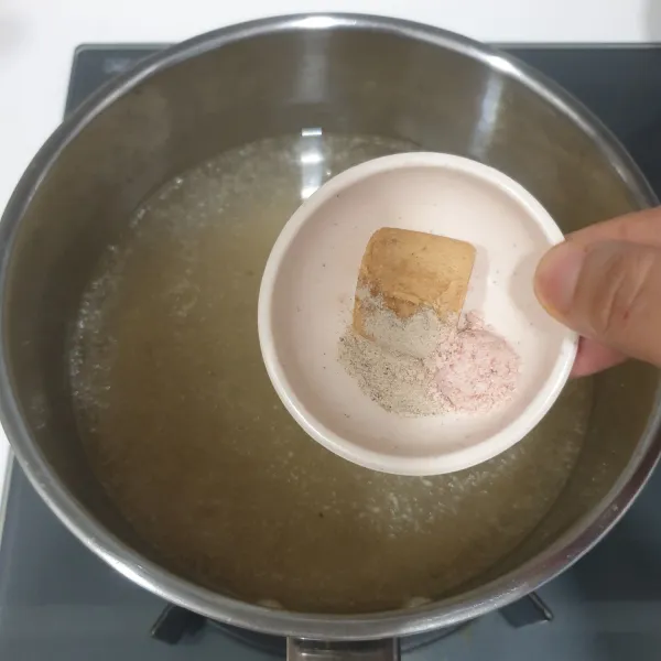 panaskan air kaldu, masukan Knorr Chicken Cube, Merica dan garam.