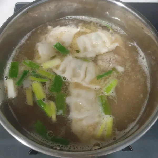 masukan potongan daun bawang