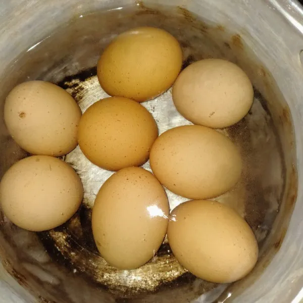 Rebus telur terlebih dahulu, lalu kupas kulit telur.