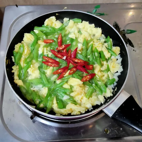 Tambahkan cabe merah, garam, gula dan kaldu bubuk. Aduk rata. Masak hingga air menyusut.