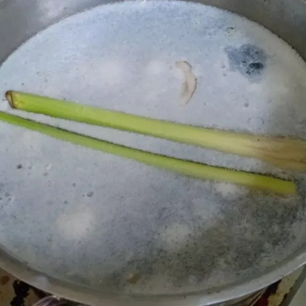 Rebus air cucian beras pertama dengan daging. Daging ayam potong-potong dadu.