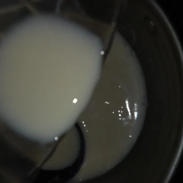 Tuangkan larutan maizena ke dalam adonan susu, aduk hingga mengental.