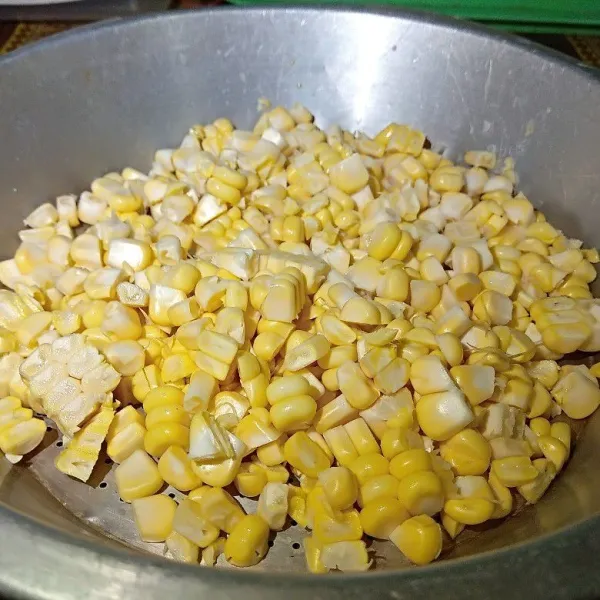 Pipil jagung, sisihkan.
