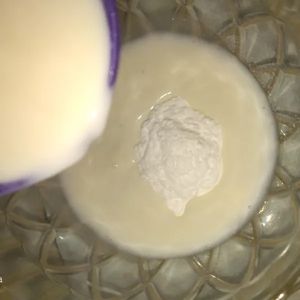 Tuang satu sendok adonan susu ke dalam tepung maizena, aduk hingga larut.