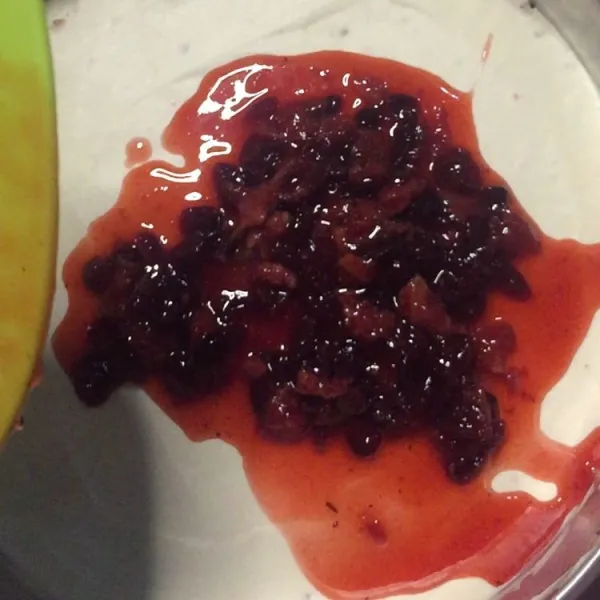 Masukkan selai berrynya (opsional boleh selai buah lain) dinginkan kembali di kulkas selama 2-4 jam.