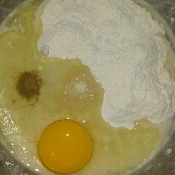 Siapkan tepung, satu butir telur,lada kaldu jamur dan garam, aduk hingga merata.