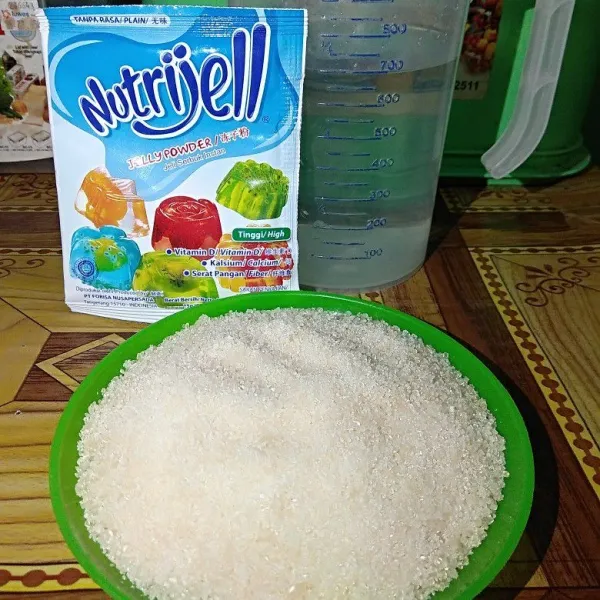 Masak air, nutrijell dan gula hingga mendidih, lalu matikan api.