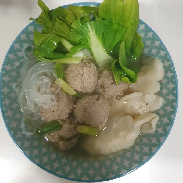 siapkan soun yang telah di rendam, dan sawi didalam mangkuk, masukan Bakso, Chicken Dumpling Dan Siram dengan kuah yang mendidih