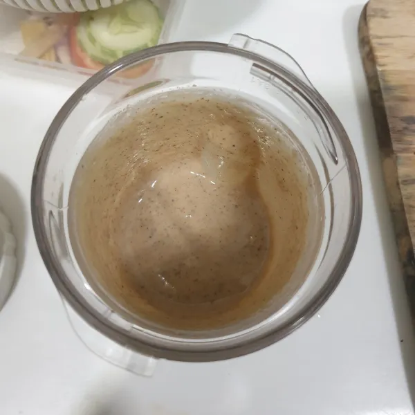 blender bawang merah goreng, bawang putih goreng, putih telur, merica butir, dan Lada hitam butir. blender sampai halus