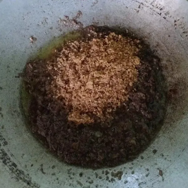 Haluskan kacang goreng, bisa ditumbuk atau diblender/chopper. Jika ingin hasil kuah lebih gelap maka kacang harus digoreng agak gelap. Menggorengnya tidak terlalu lama agar kuahnya tidak gelap. Setelah kacang goreng dihaluskan, campur dengan bumbu yang sudah ditumis dan aduk rata, tumis sebentar asal rata.