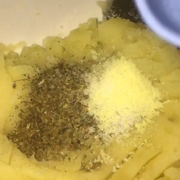 Tambahkan oregano, lada, garam dan kaldu ayam bubuk, aduk hingga rata.