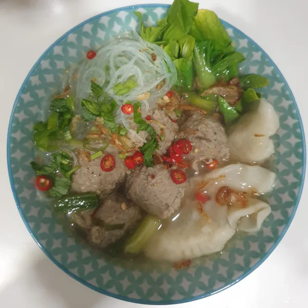 taburkan dengan irisan seledri, irisan Cabe rawit merah dan bawang goreng. sajikan hangat. Yummy