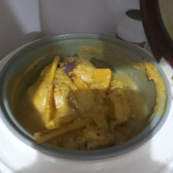 Masukkan ke dalam magic com, lalu masak. Masak hingga 1 jam atau hingga air surut.