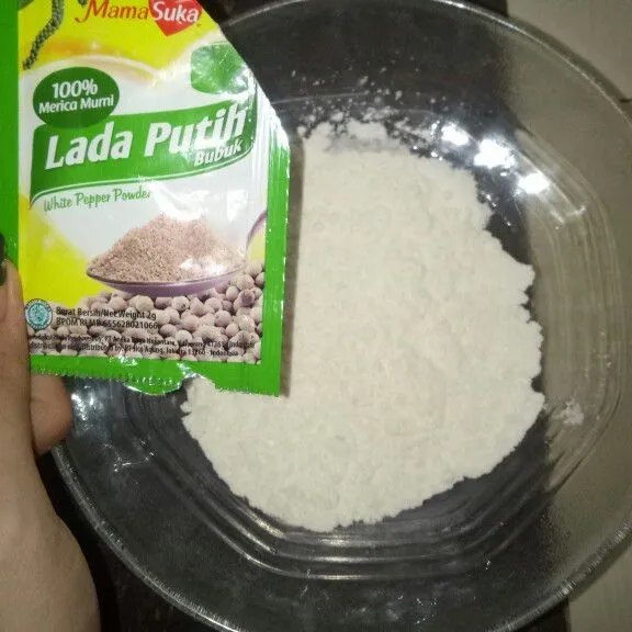 Siapkan tepung terigu dicampur dengan lada bubuk.