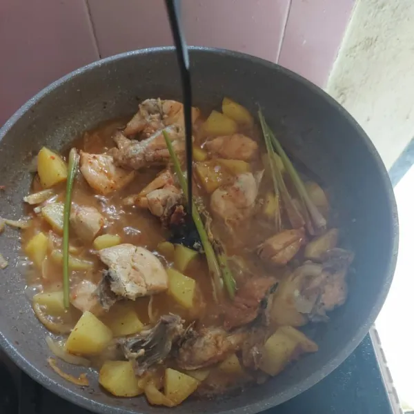 Masukkan garam, serai, kayu manis, lada bubuk dan kecap, tunggu hingga air menyusut dan koreksi rasa.