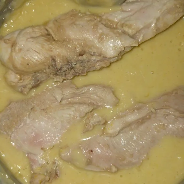 Lumuri ayam dengan adonan yang tadi telah dibuat.